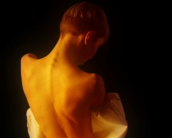 Kaip pasiruošti nudistų paplūdimiui: būtina naudoti apsauginius kremus nuo saulės.