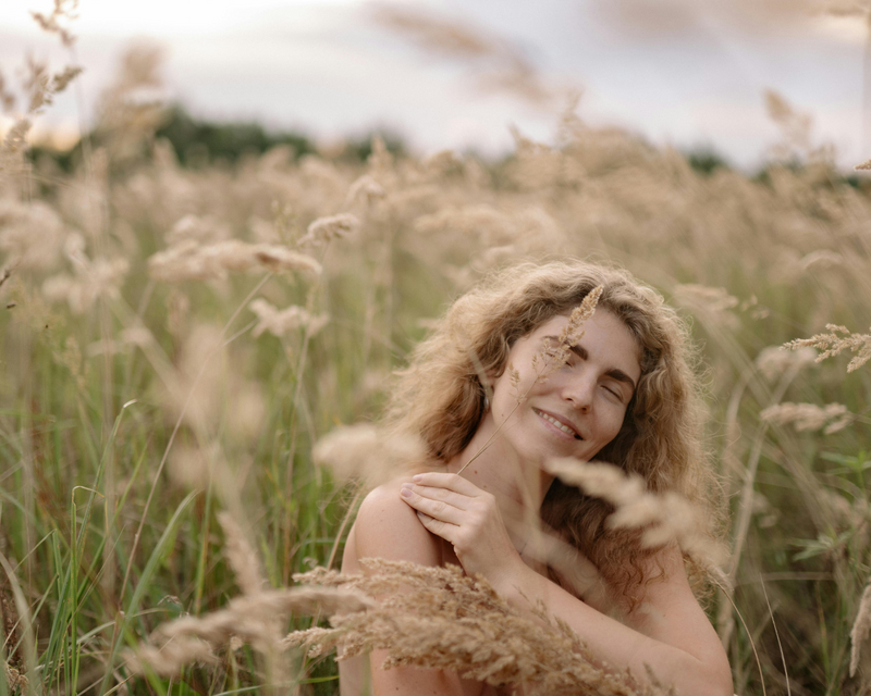 Aseksualus poilsis: nudistai žaidžia tinklinį FKK zonoje.