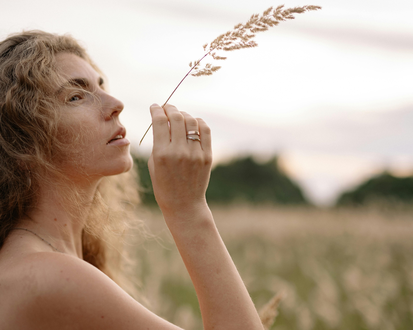 Šeimos nudistų paplūdimys: tėvai ir vaikai kartu mėgaujasi nuogu poilsiu smėlyje.