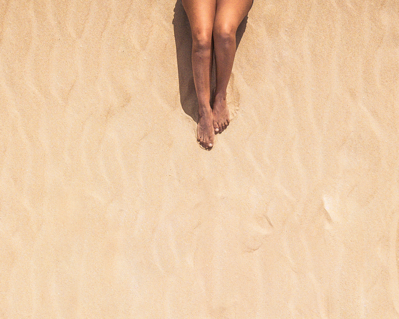 Nuogas žmogus medituoja: ramybė ir harmonija su gamta.